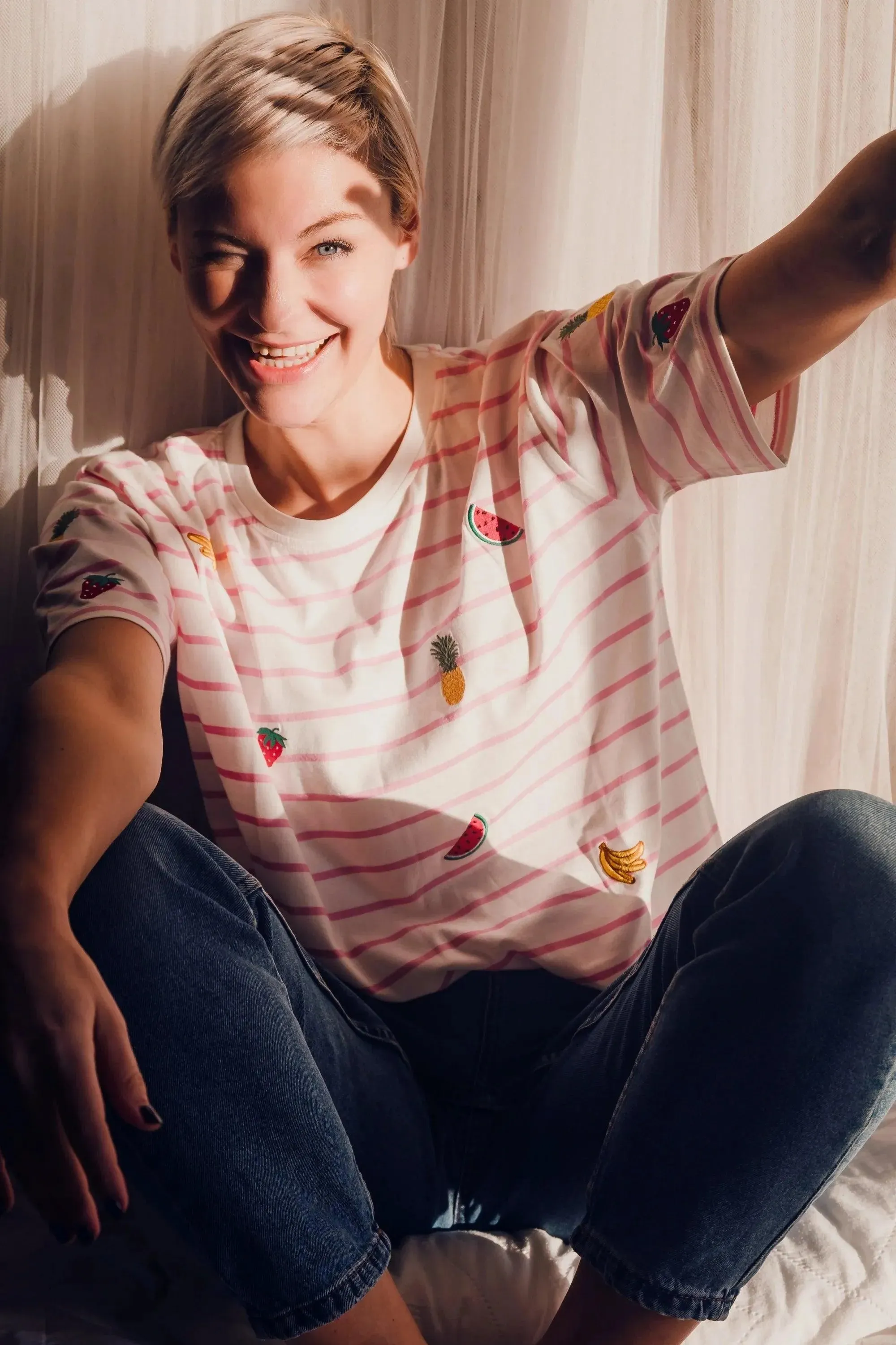 Camiseta Sugarhill Kinsley Relaxed Off-White Pink Fruit Embroidery