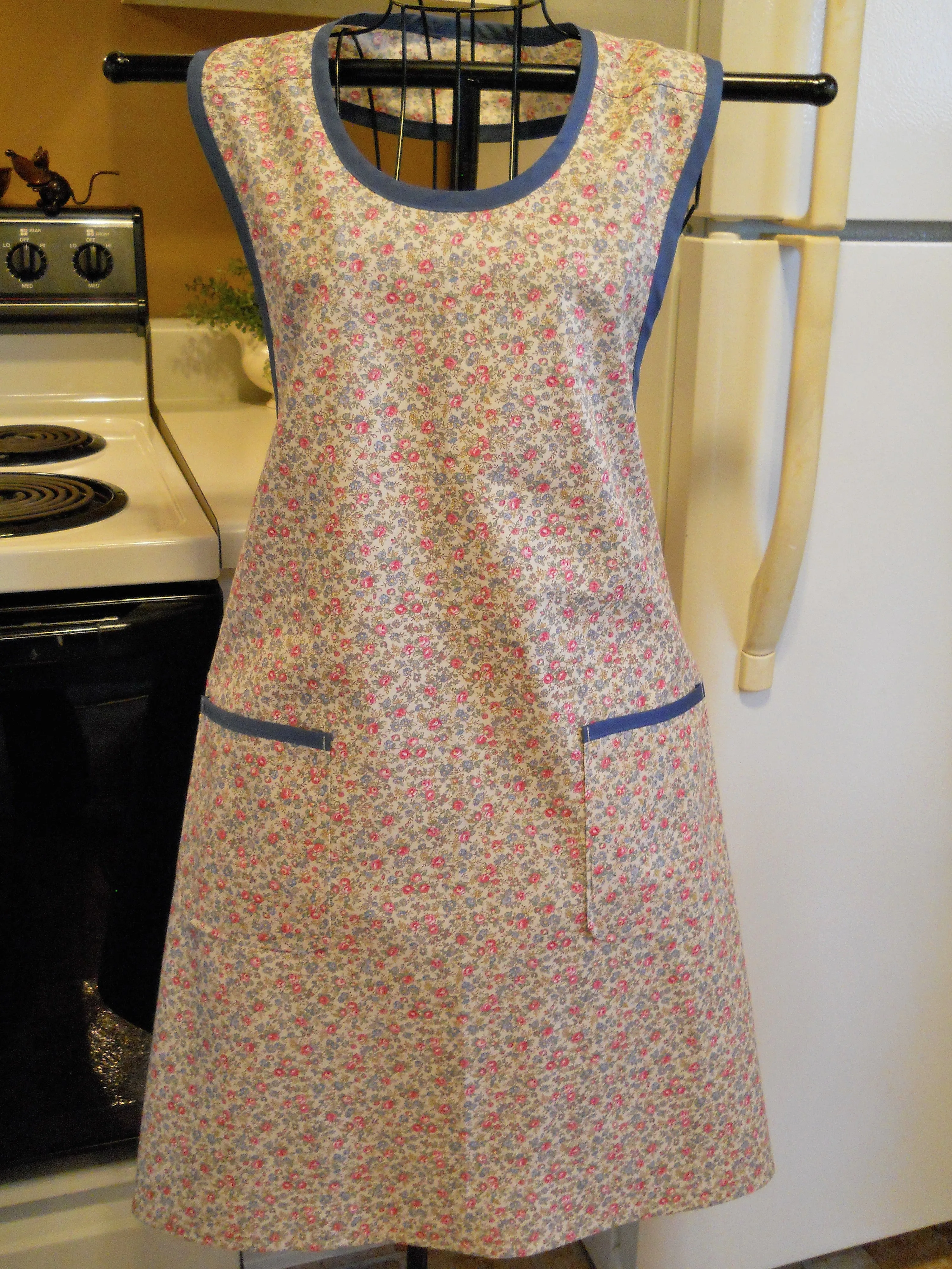 Grandma Old Fashioned Full Apron in Warm Tan Floral size Med and Lg