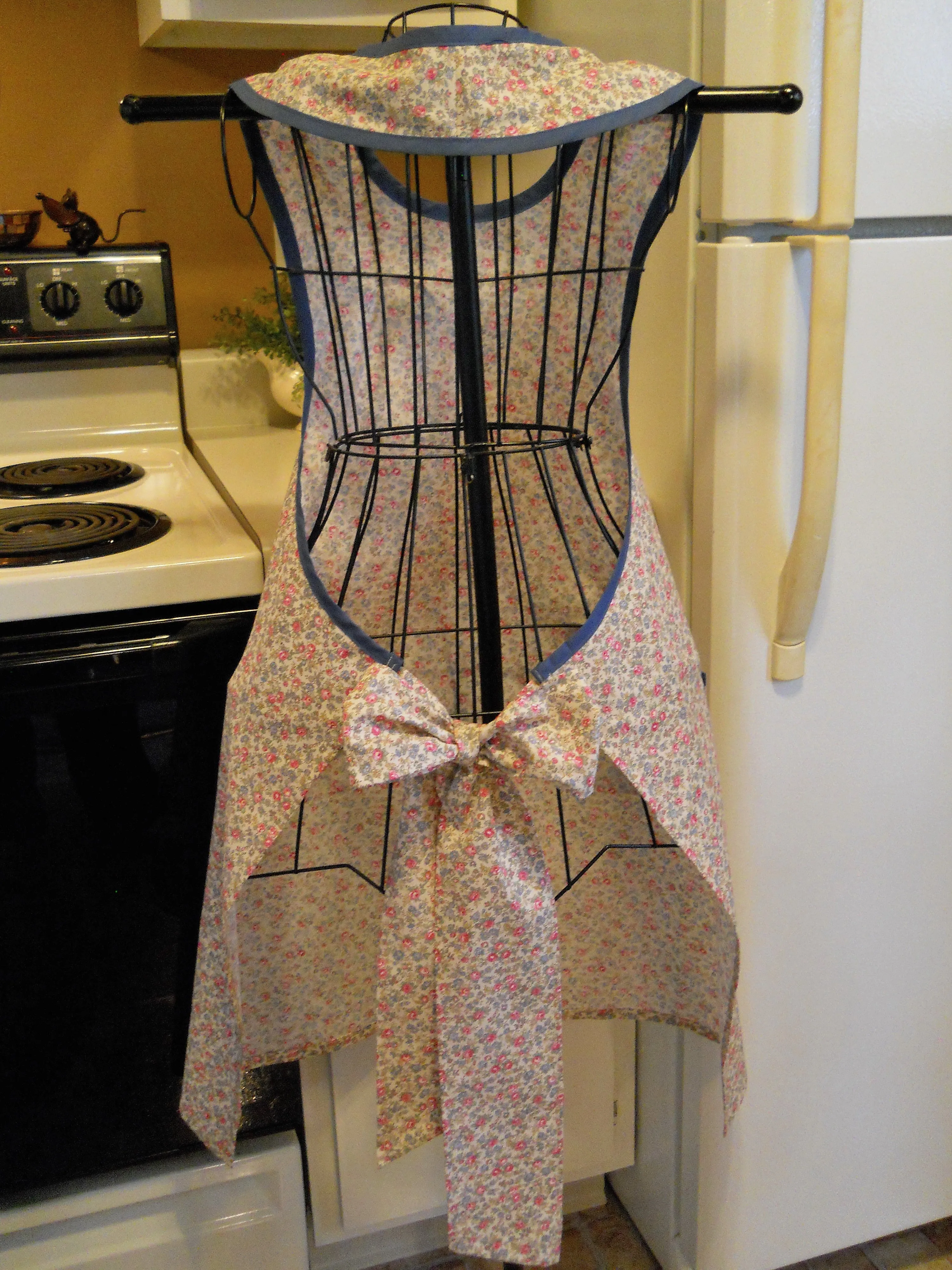 Grandma Old Fashioned Full Apron in Warm Tan Floral size Med and Lg