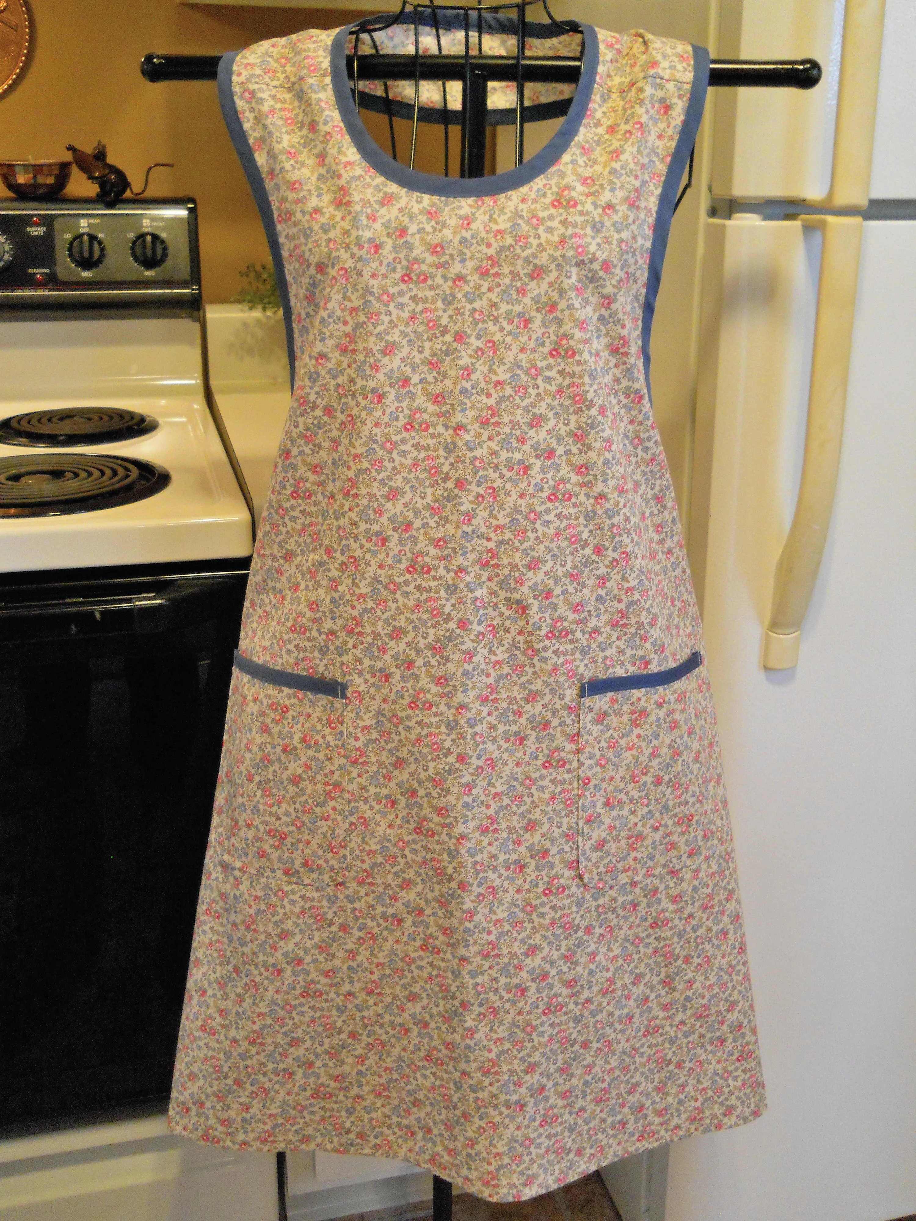 Grandma Old Fashioned Full Apron in Warm Tan Floral size Med and Lg