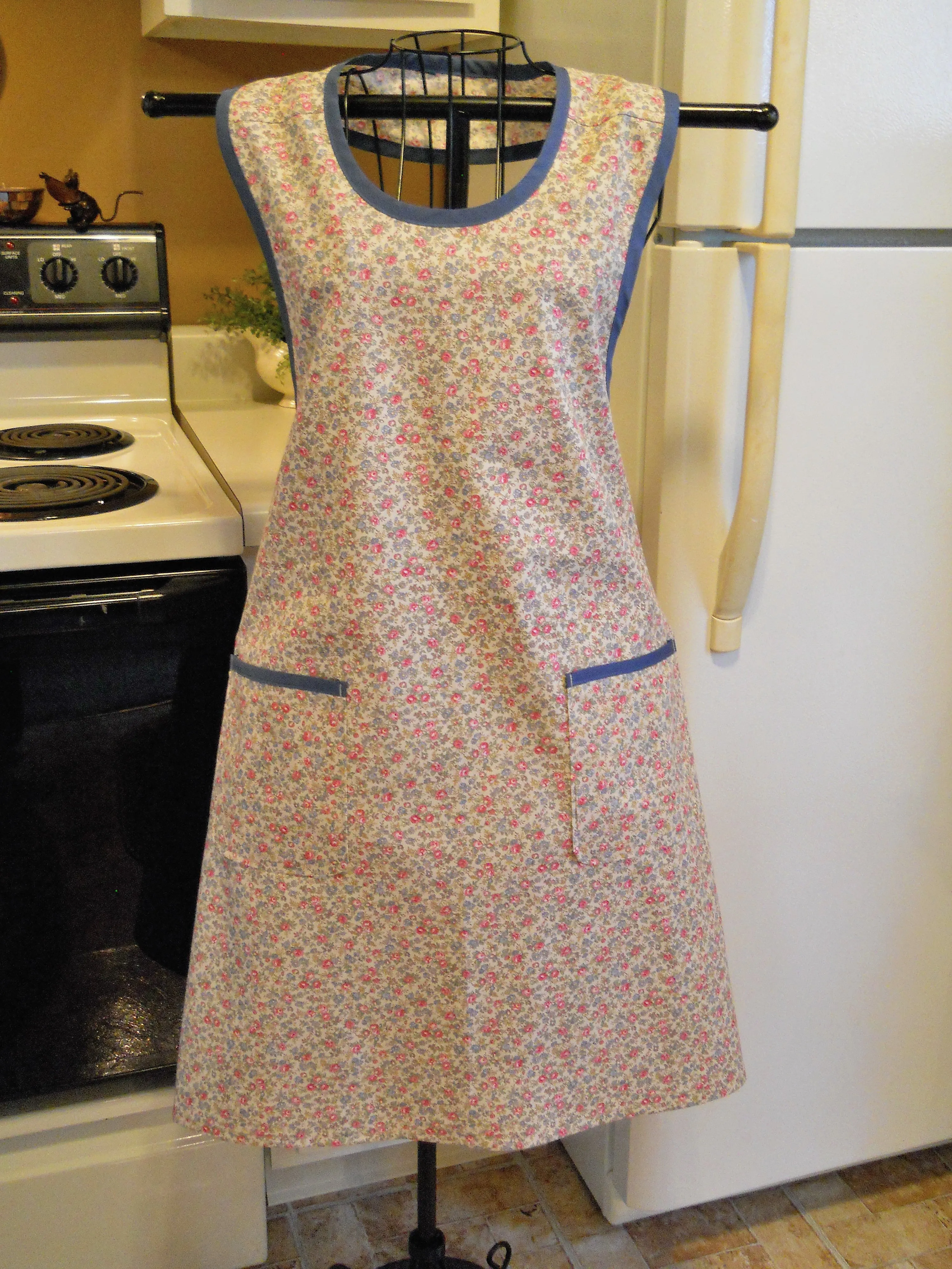Grandma Old Fashioned Full Apron in Warm Tan Floral size Med and Lg