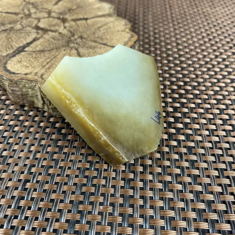 Natural Hetian Jade Rough Nephrite Raw (85g,5.1X6.2X1.2cm)
