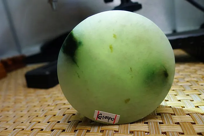 Natural Jade Rough Jadeite Raw (133g,5.2X5.2X1.9cm)