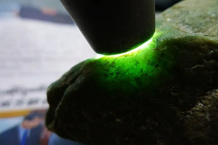Natural Jade Rough Jadeite Raw (366g,13.8X5.2X4cm)