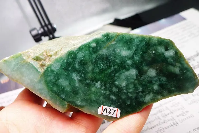 Natural Jade Rough Jadeite Raw (366g,13.8X5.2X4cm)