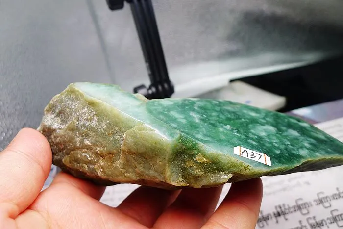Natural Jade Rough Jadeite Raw (366g,13.8X5.2X4cm)