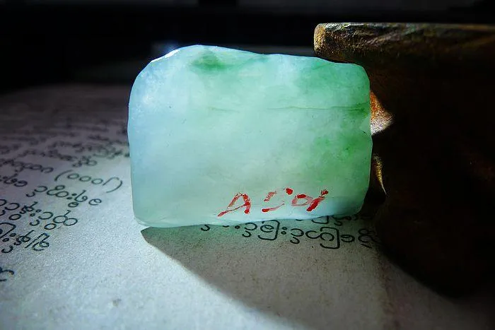 Natural Jade Rough Jadeite Raw (9.5g,2.9X2.2X0.7cm)