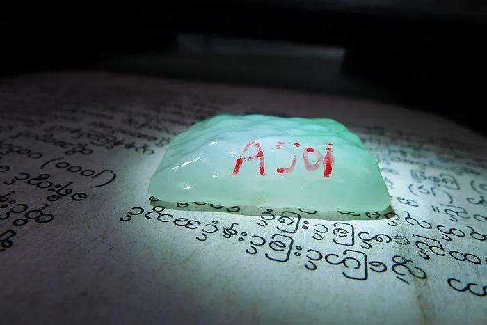 Natural Jade Rough Jadeite Raw (9.5g,2.9X2.2X0.7cm)