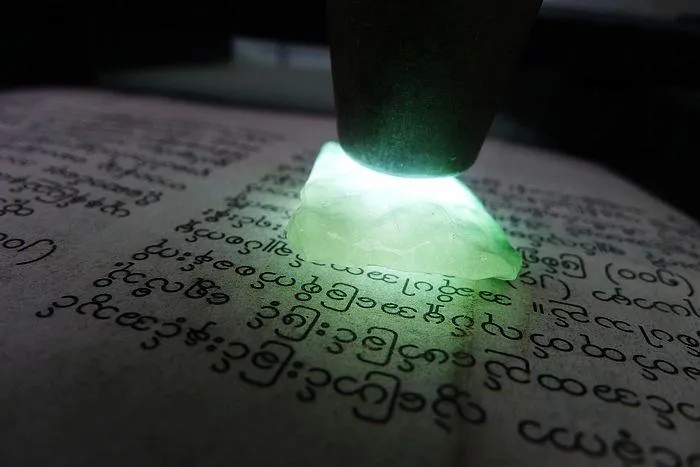 Natural Jade Rough Jadeite Raw (9.5g,2.9X2.2X0.7cm)