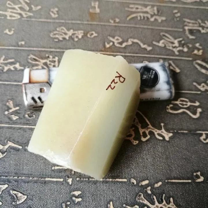 Natural Kunlun Jade Rough Nephrite Raw (108g, 5X3.5X2.5cm)