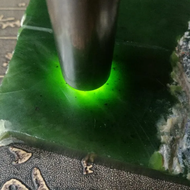 Natural Kunlun Jade Rough Nephrite Raw (258g, 8X7.5X1.1cm)