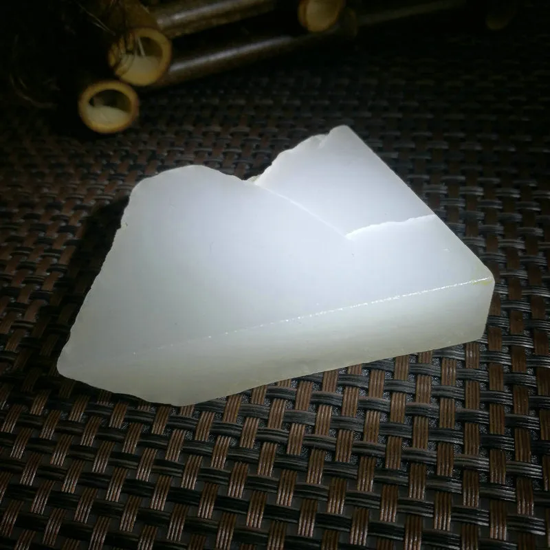 Natural Kunlun Jade Rough Nephrite Raw (7.1X5.7X1.7cm)