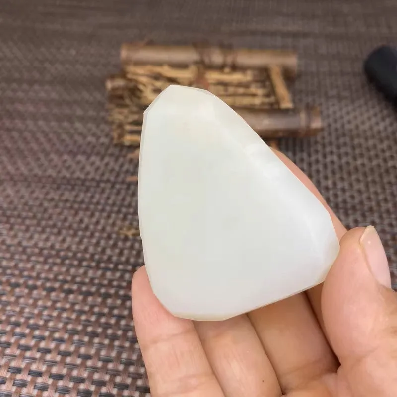 Natural Kunlun Jade Rough Nephrite Raw (97g,5.6X4.5X2.7cm)