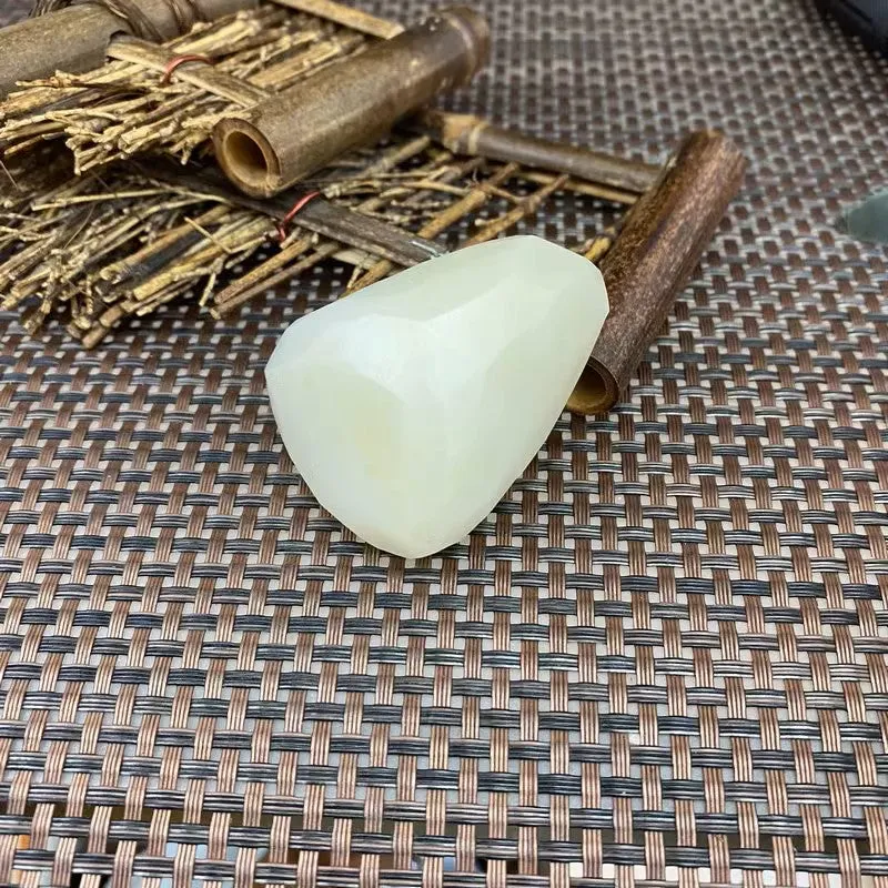 Natural Kunlun Jade Rough Nephrite Raw (97g,5.6X4.5X2.7cm)