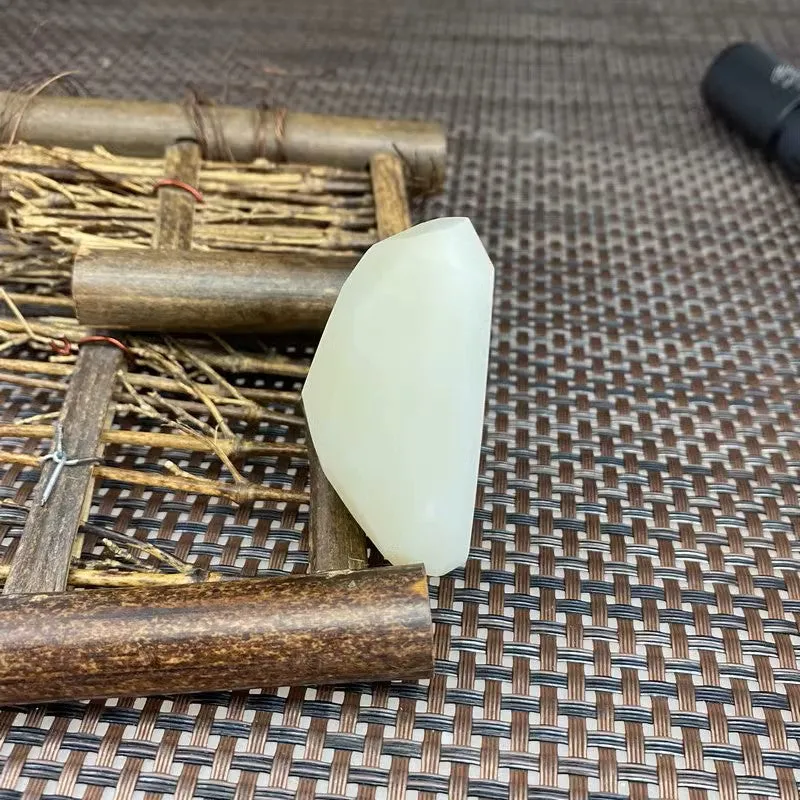 Natural Kunlun Jade Rough Nephrite Raw (97g,5.6X4.5X2.7cm)