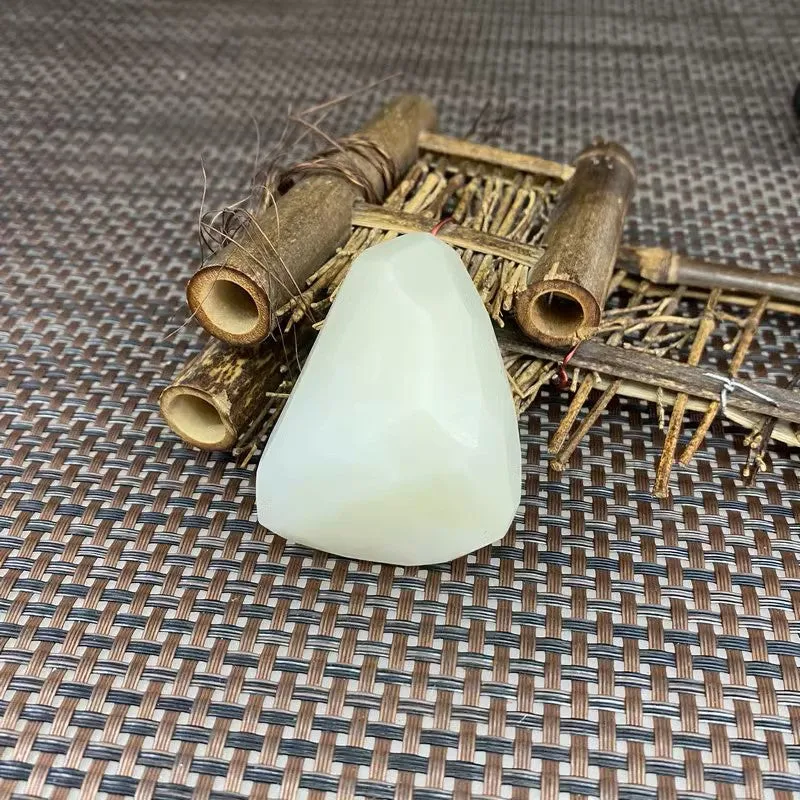 Natural Kunlun Jade Rough Nephrite Raw (97g,5.6X4.5X2.7cm)