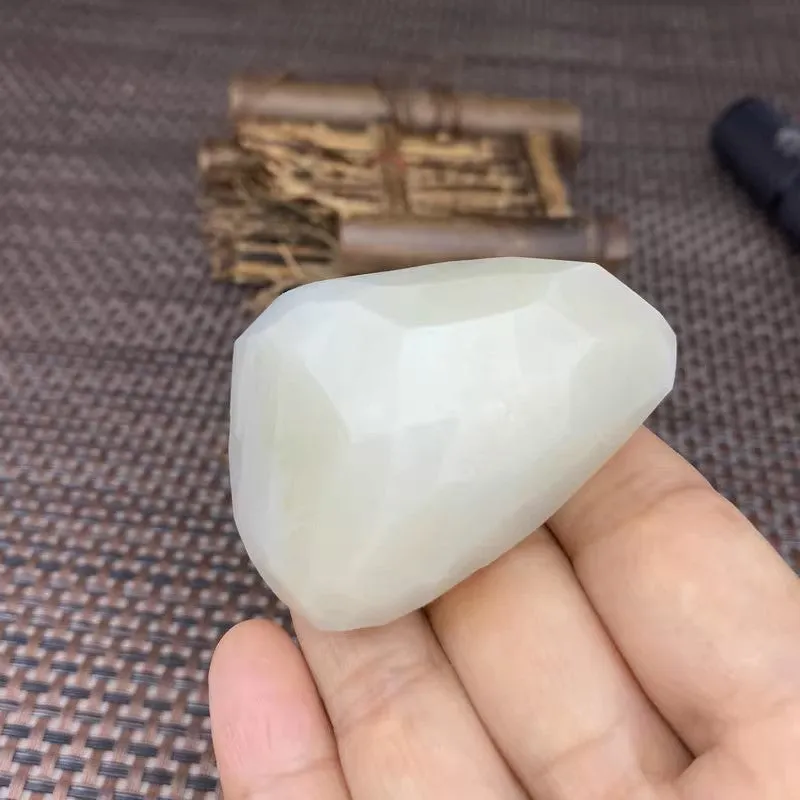 Natural Kunlun Jade Rough Nephrite Raw (97g,5.6X4.5X2.7cm)