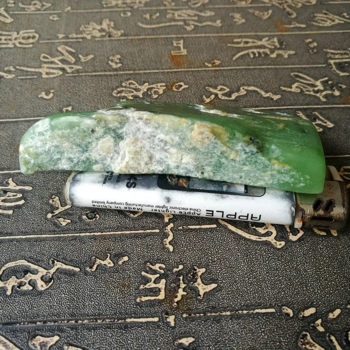 Natural Siberian Jade Rough Nephrite Raw (112g, 8.7X4X1.7X0.8cm)