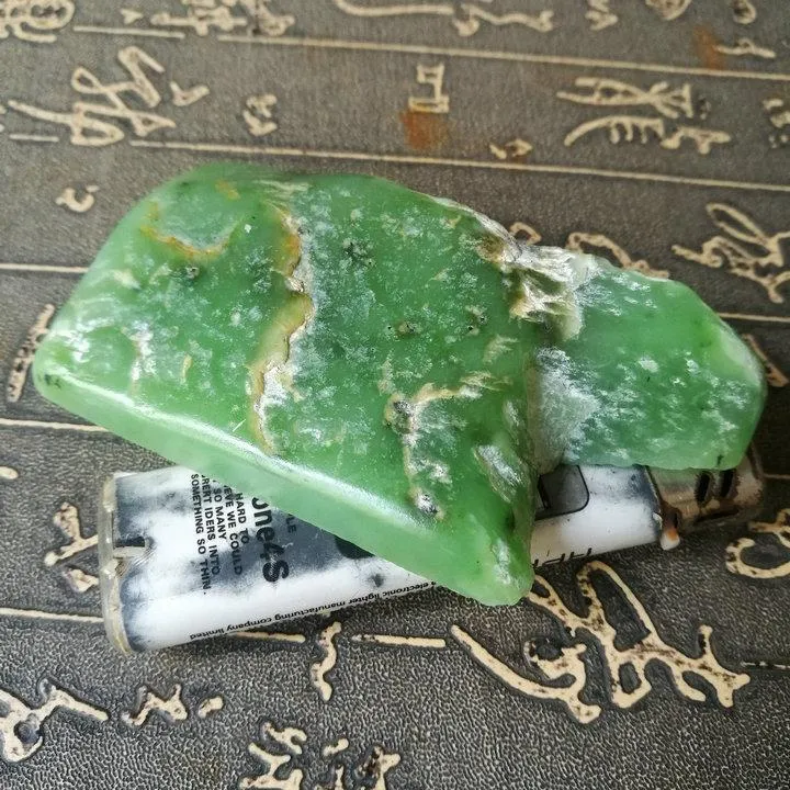 Natural Siberian Jade Rough Nephrite Raw (112g, 8.7X4X1.7X0.8cm)