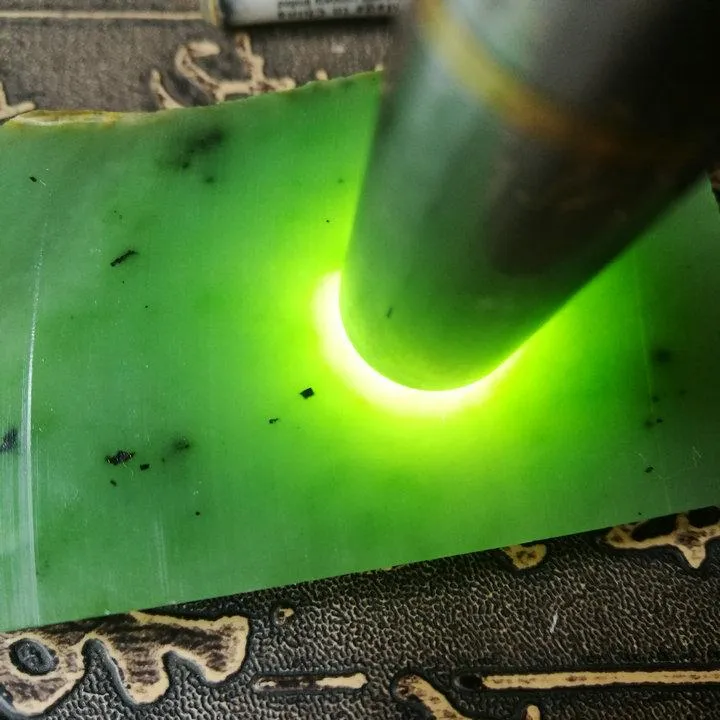 Natural Siberian Jade Rough Nephrite Raw (112g, 8.7X4X1.7X0.8cm)