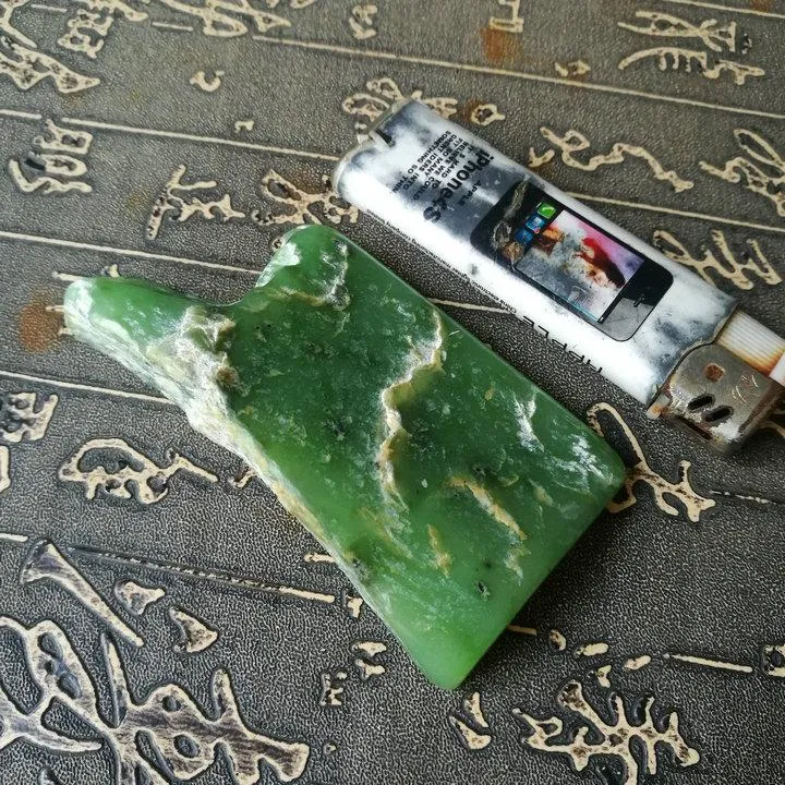 Natural Siberian Jade Rough Nephrite Raw (112g, 8.7X4X1.7X0.8cm)