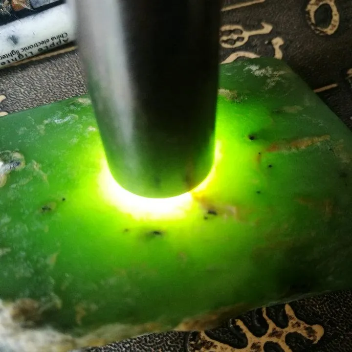 Natural Siberian Jade Rough Nephrite Raw (112g, 8.7X4X1.7X0.8cm)