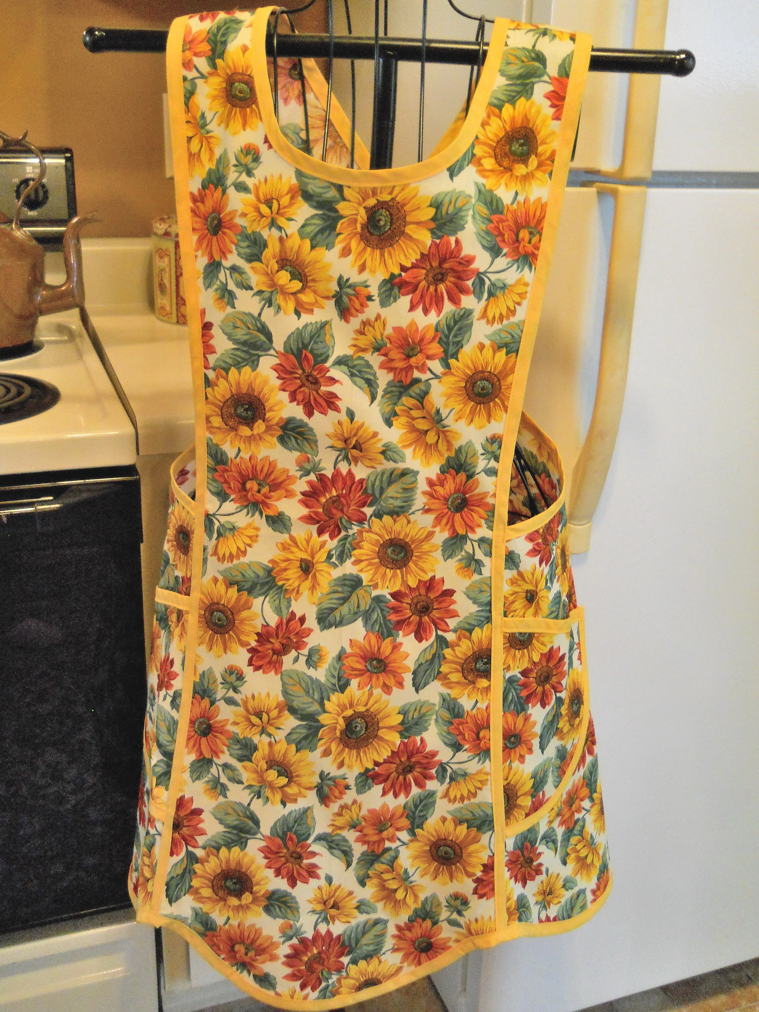 Old Fashioned Cross Back No Tie Apron with Sunflowers in XL