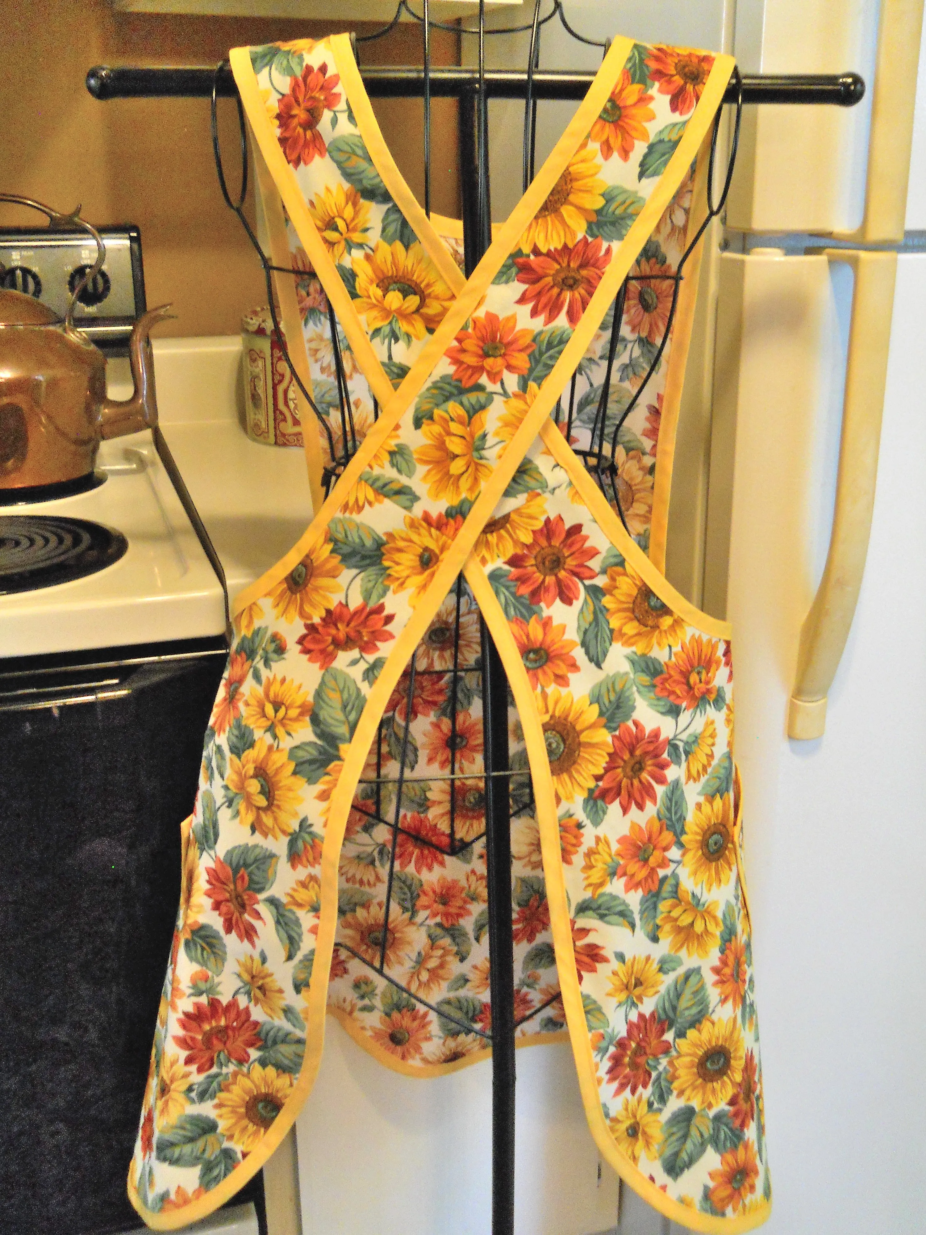 Old Fashioned Cross Back No Tie Apron with Sunflowers in XL
