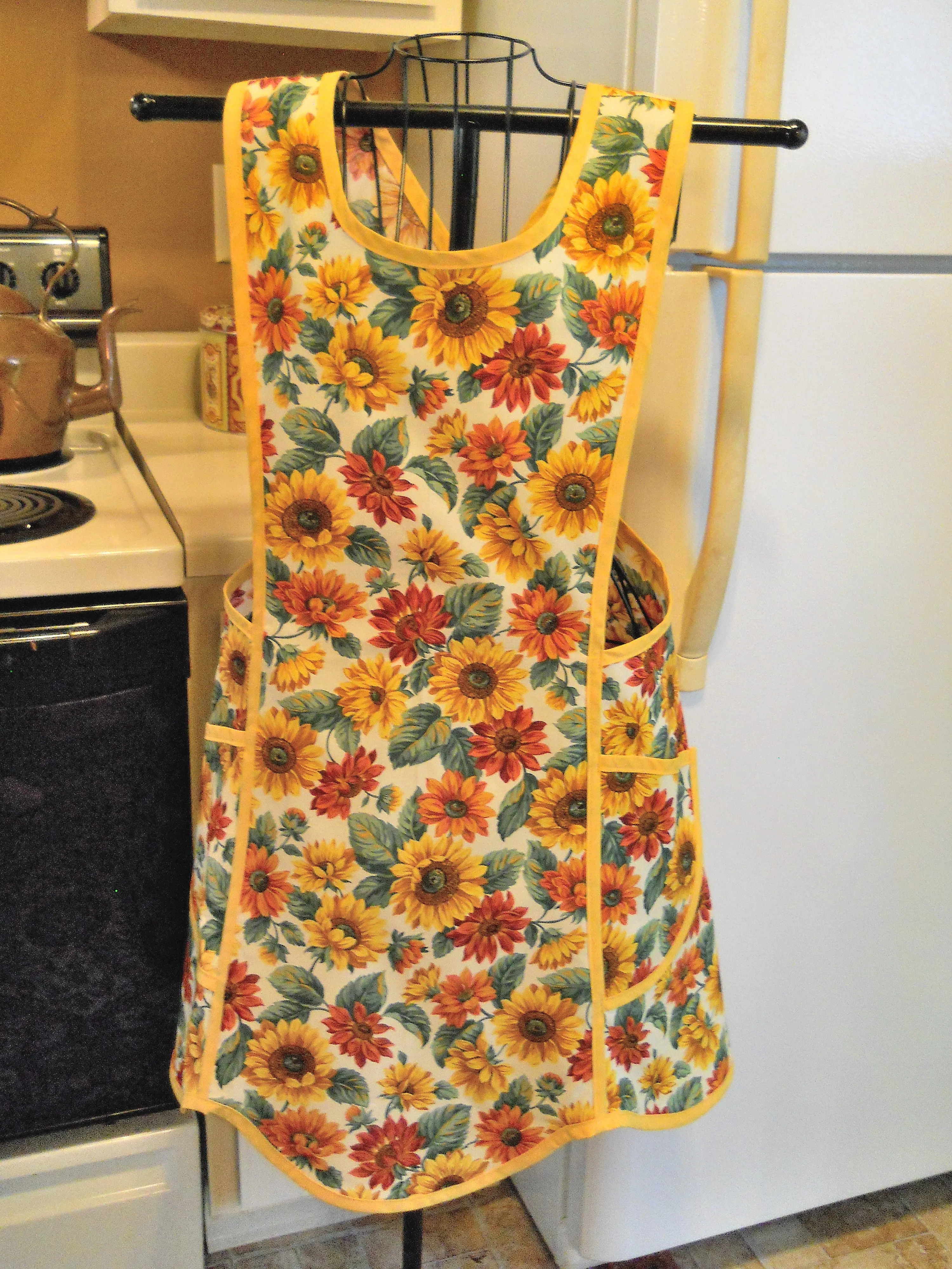 Old Fashioned Cross Back No Tie Apron with Sunflowers in XL