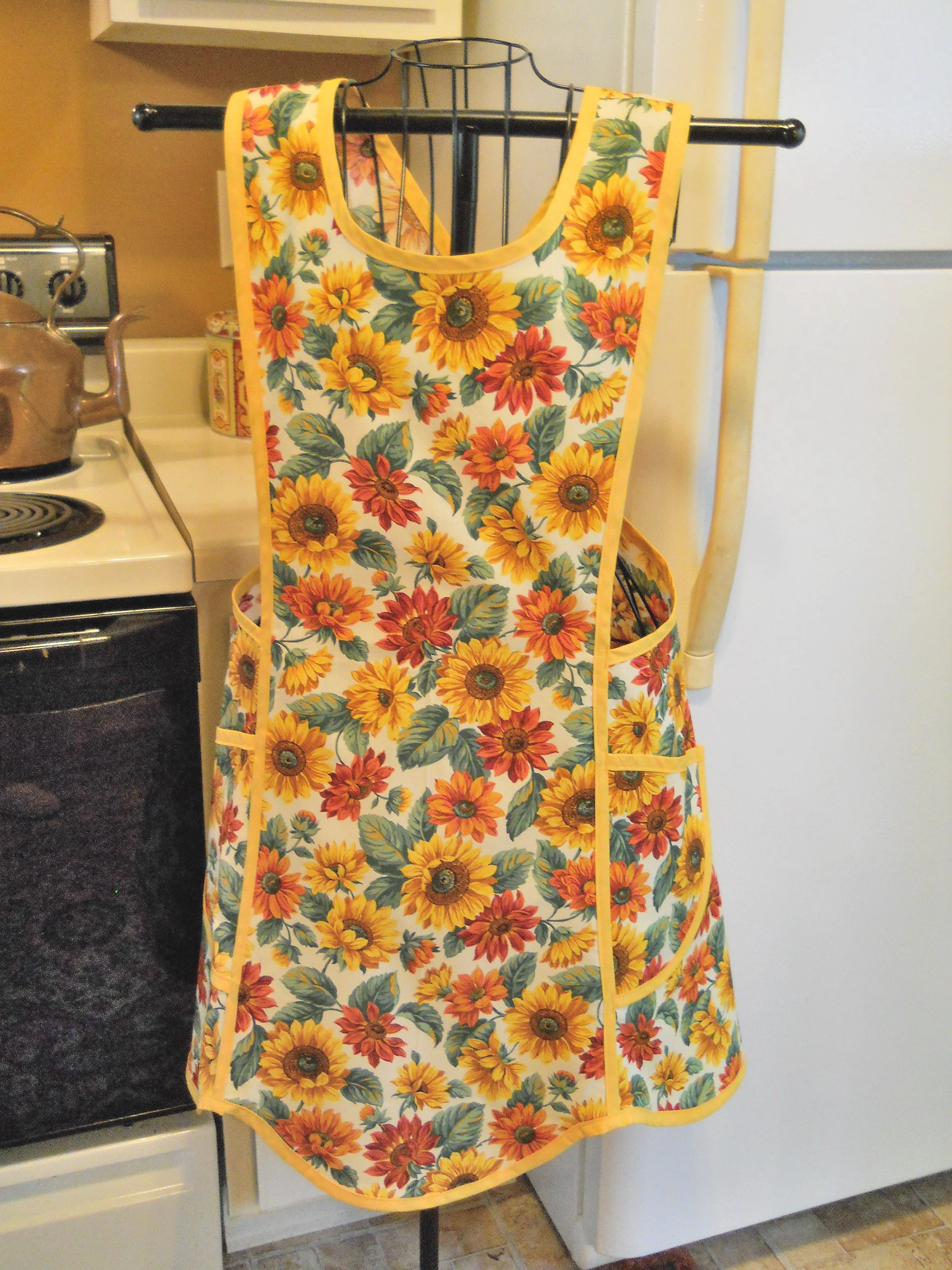 Old Fashioned Cross Back No Tie Apron with Sunflowers in XL