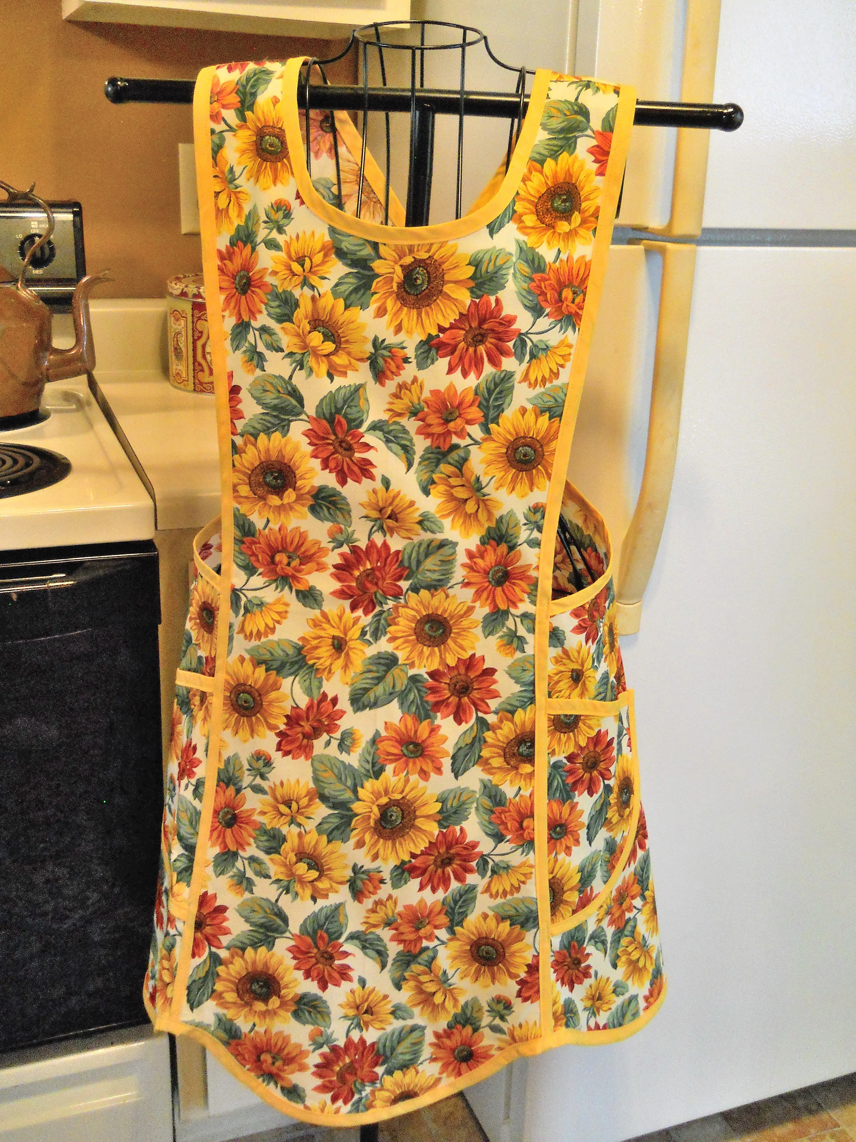Old Fashioned Cross Back No Tie Apron with Sunflowers in XL