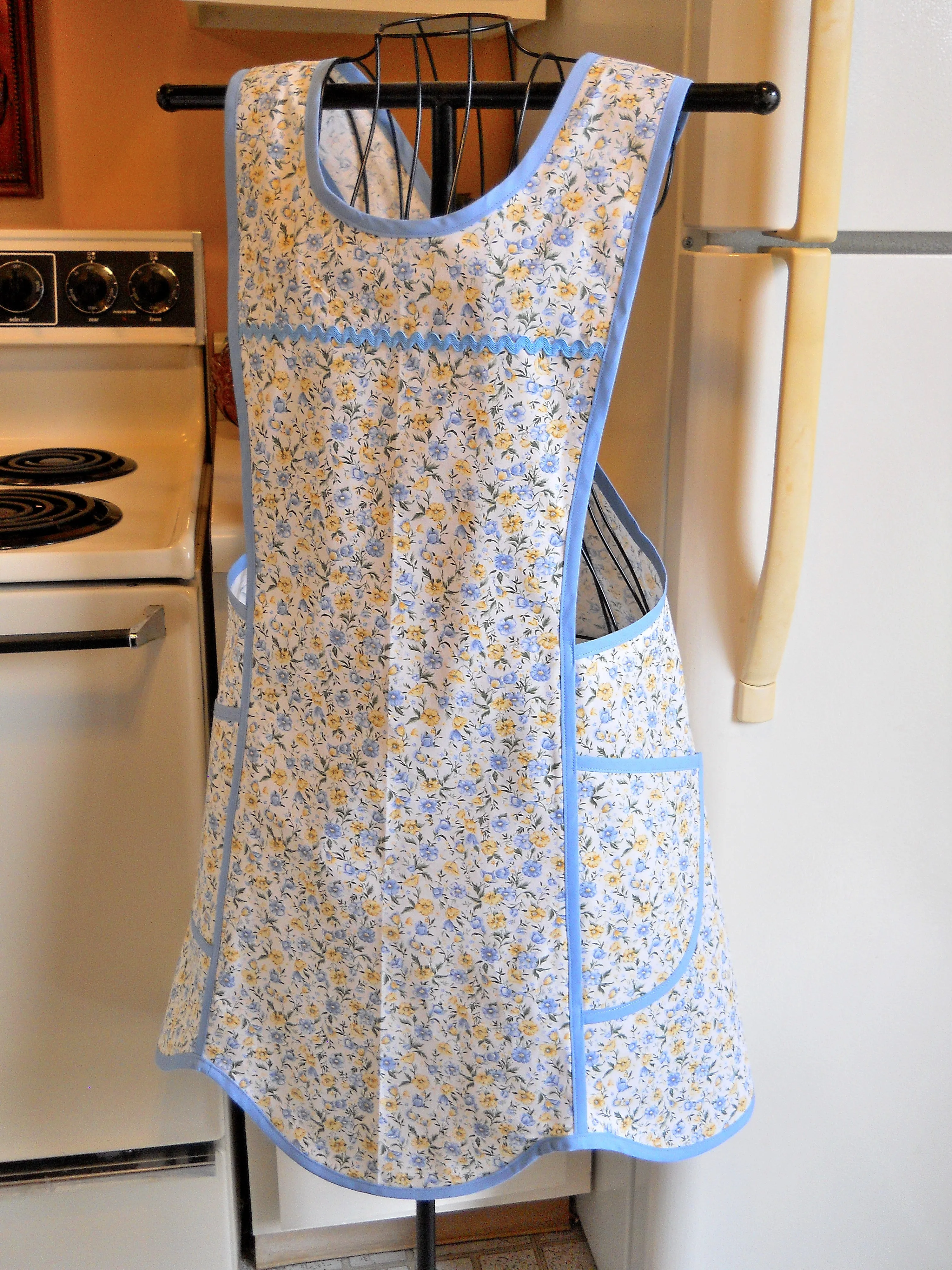 Old Fashioned Vintage Style Crossover No Tie Apron in Blue and Yellow Floral in Small