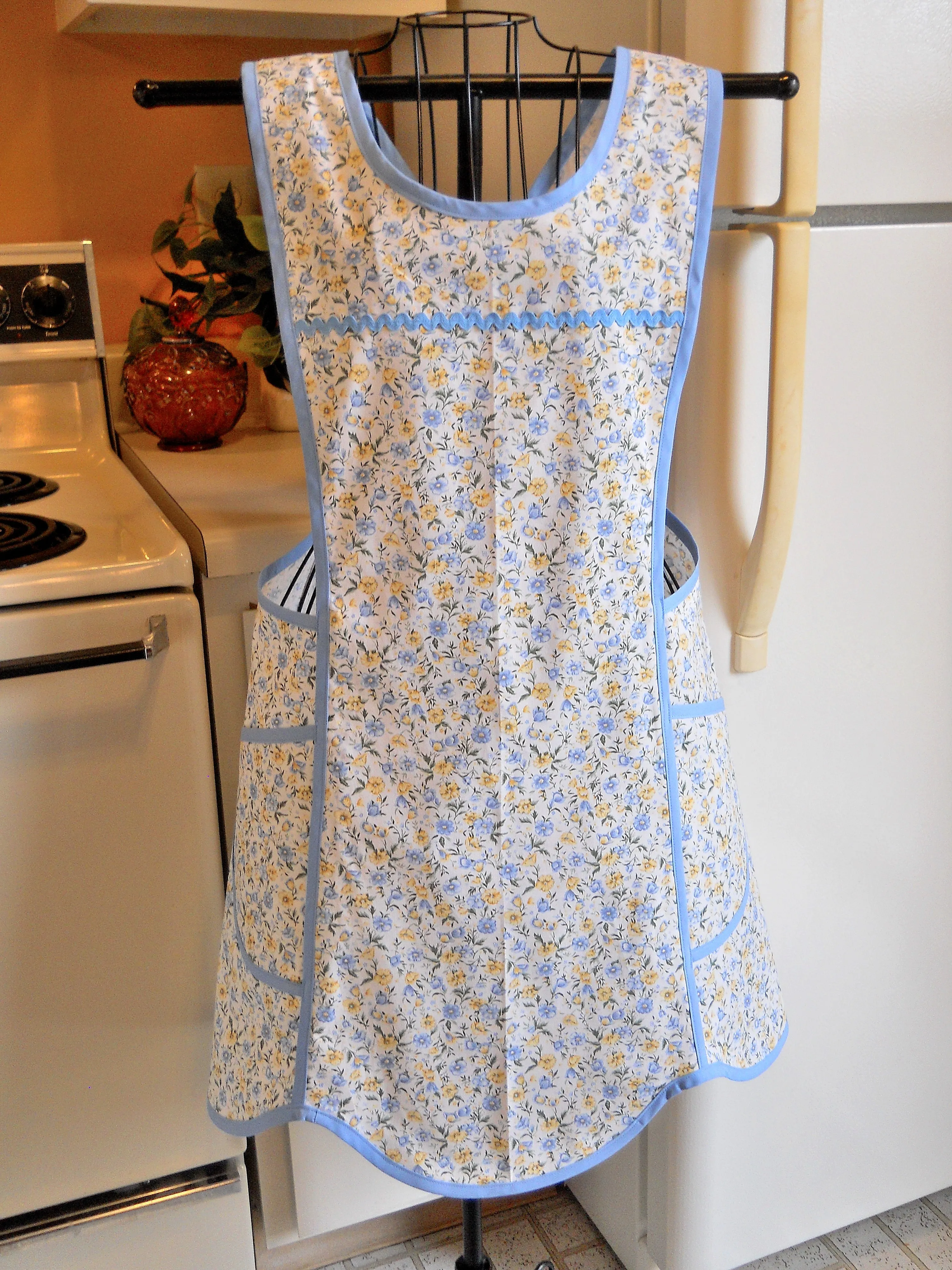 Old Fashioned Vintage Style Crossover No Tie Apron in Blue and Yellow Floral in Small