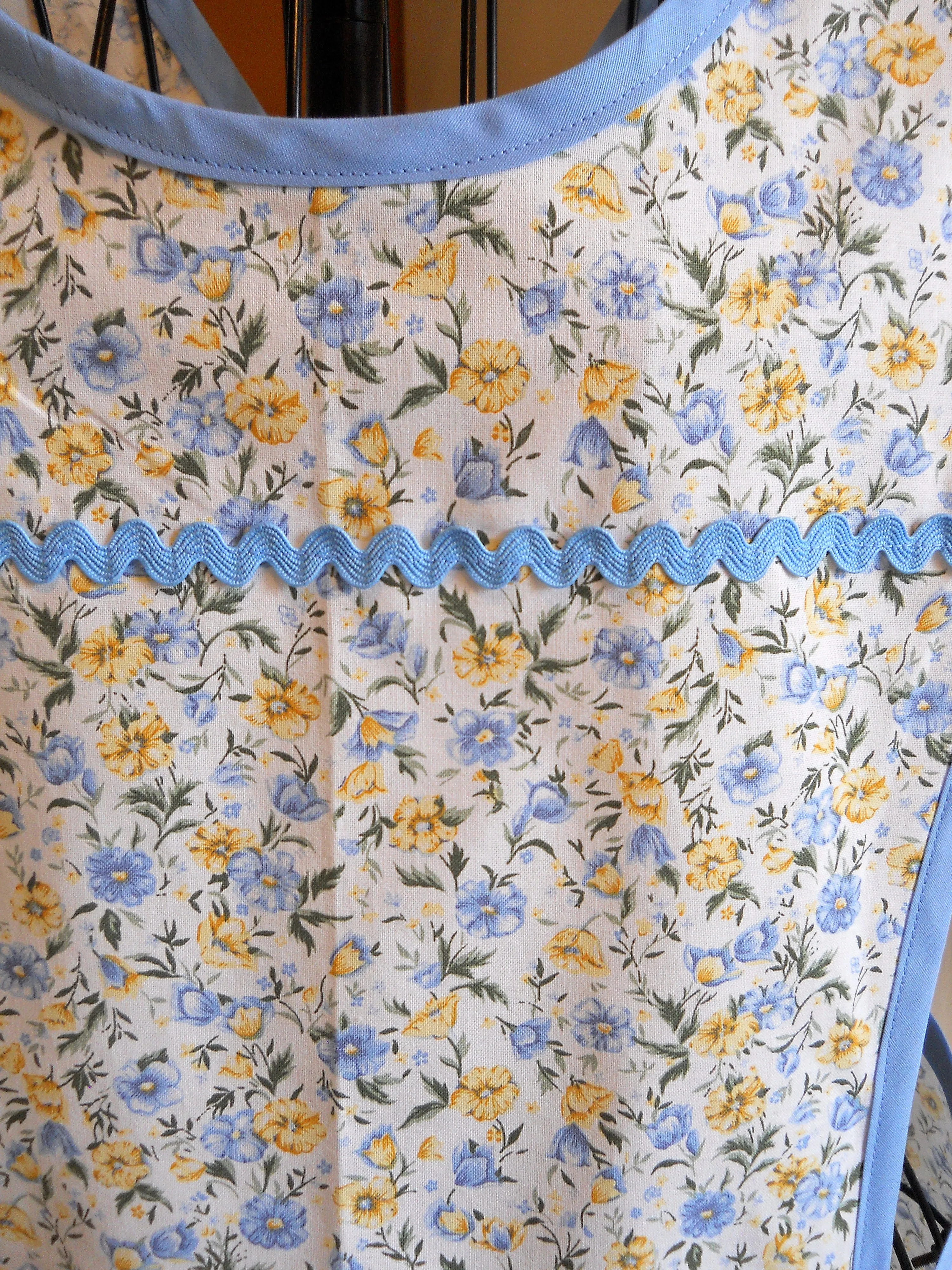 Old Fashioned Vintage Style Crossover No Tie Apron in Blue and Yellow Floral in Small