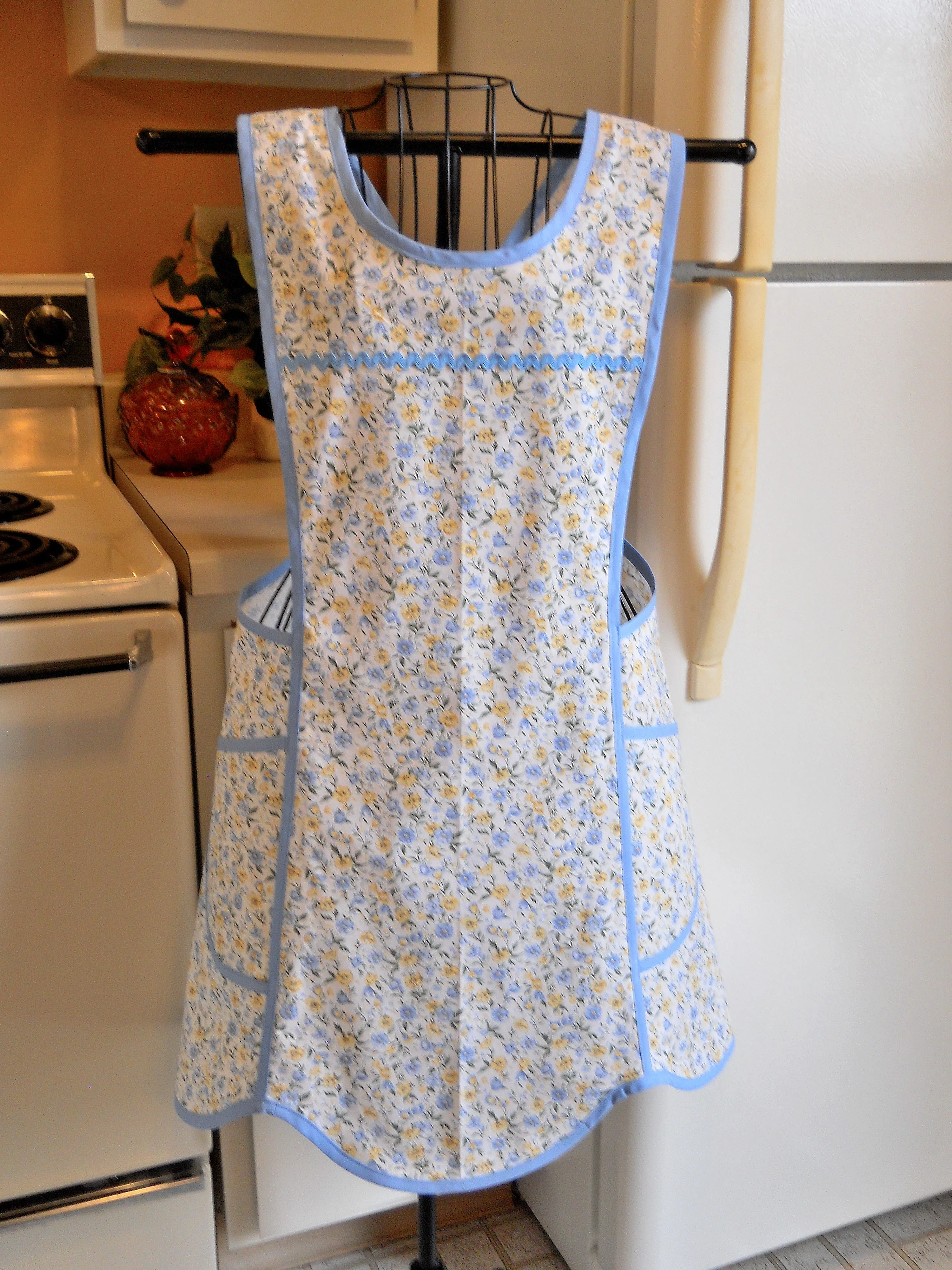 Old Fashioned Vintage Style Crossover No Tie Apron in Blue and Yellow Floral in Small