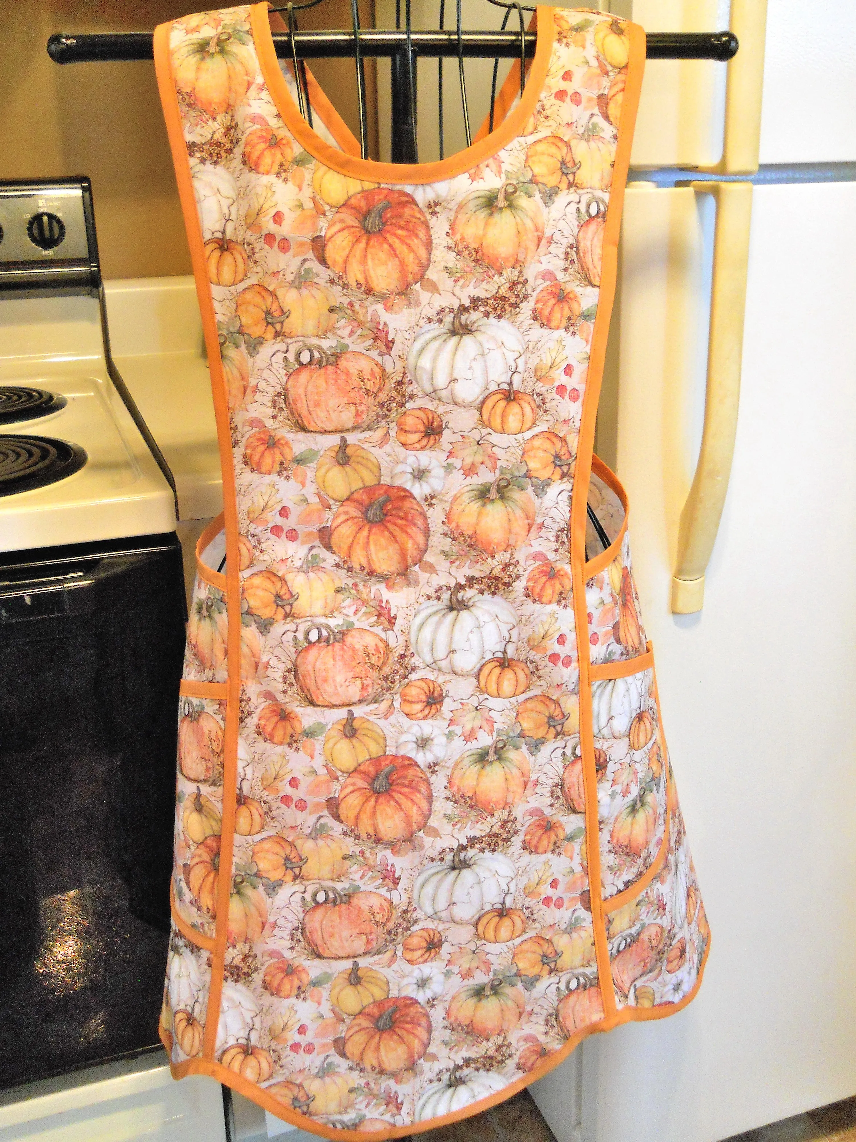 Old Fashioned Women's Crossover Apron with Pumpkins in Medium
