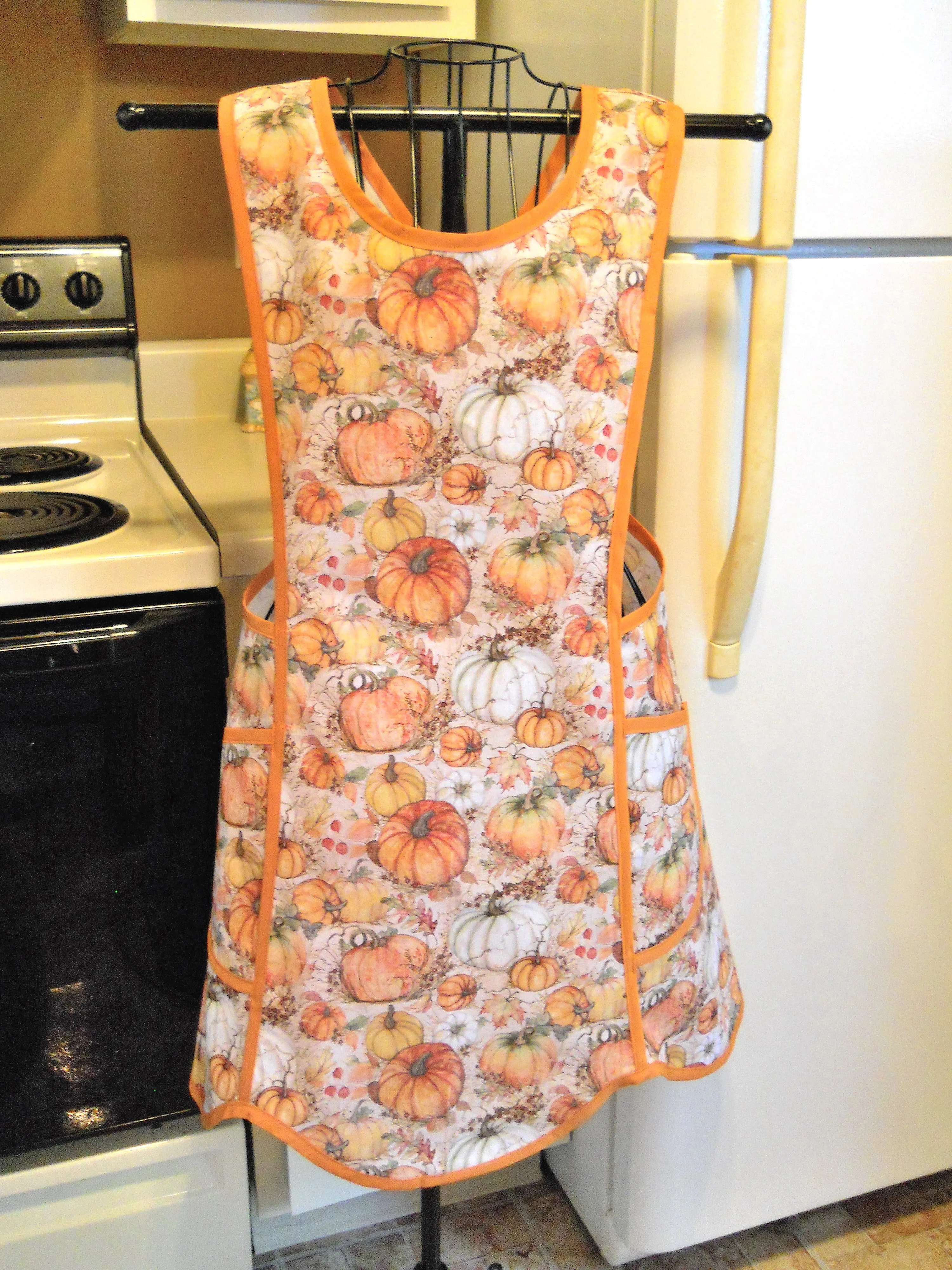Old Fashioned Women's Crossover Apron with Pumpkins in Medium