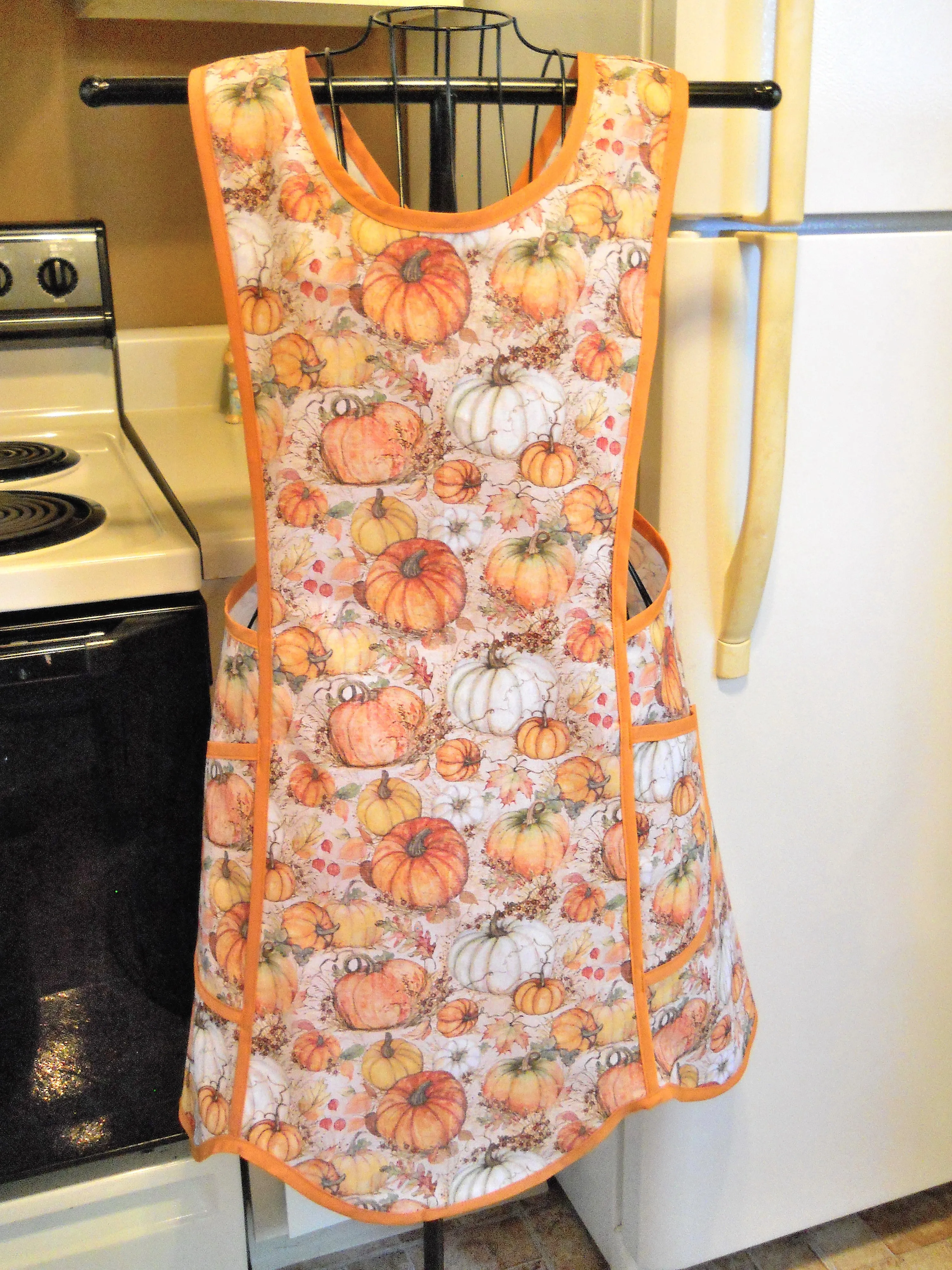 Old Fashioned Women's Crossover Apron with Pumpkins in Medium