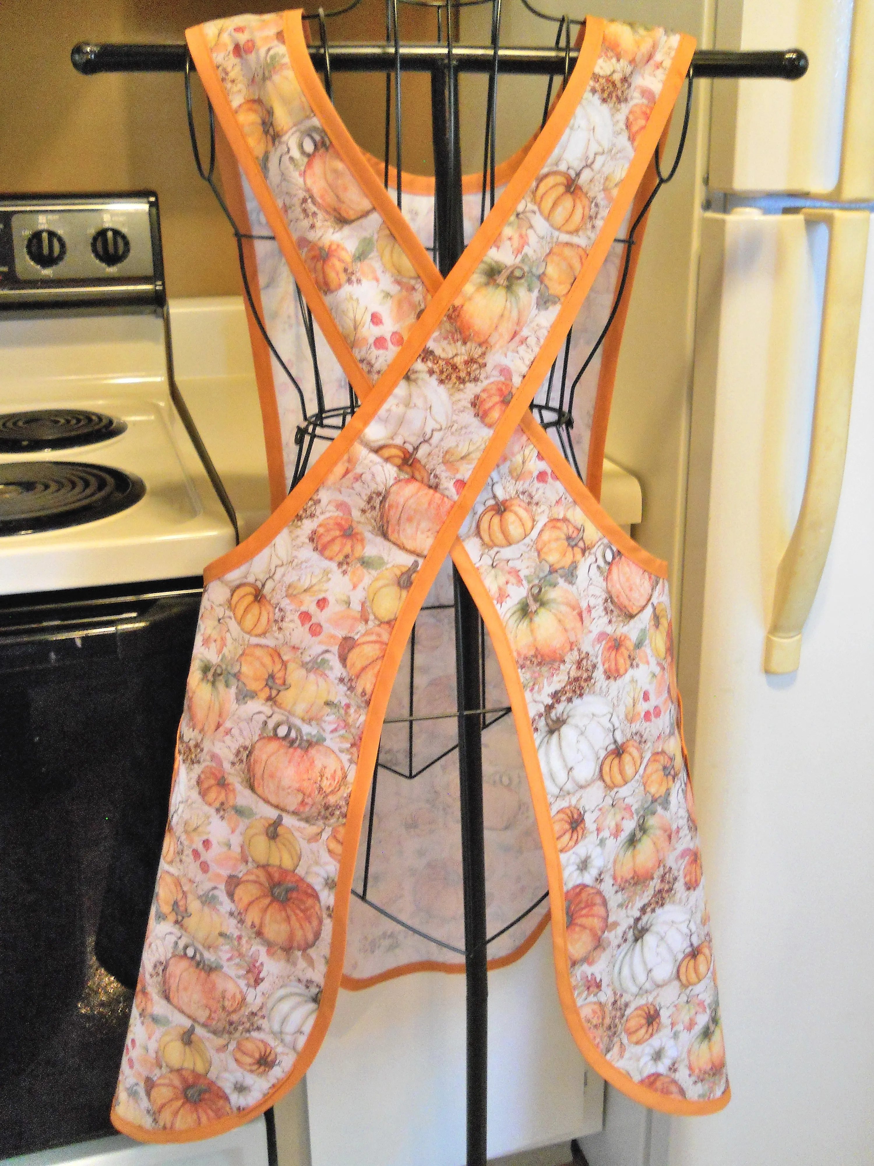 Old Fashioned Women's Crossover Apron with Pumpkins in Medium